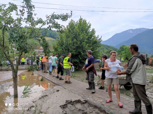 FOTO. Voluntarii de la CERT, prinși de viitură. Au mers să ducă alimente celor afectați de inundații.